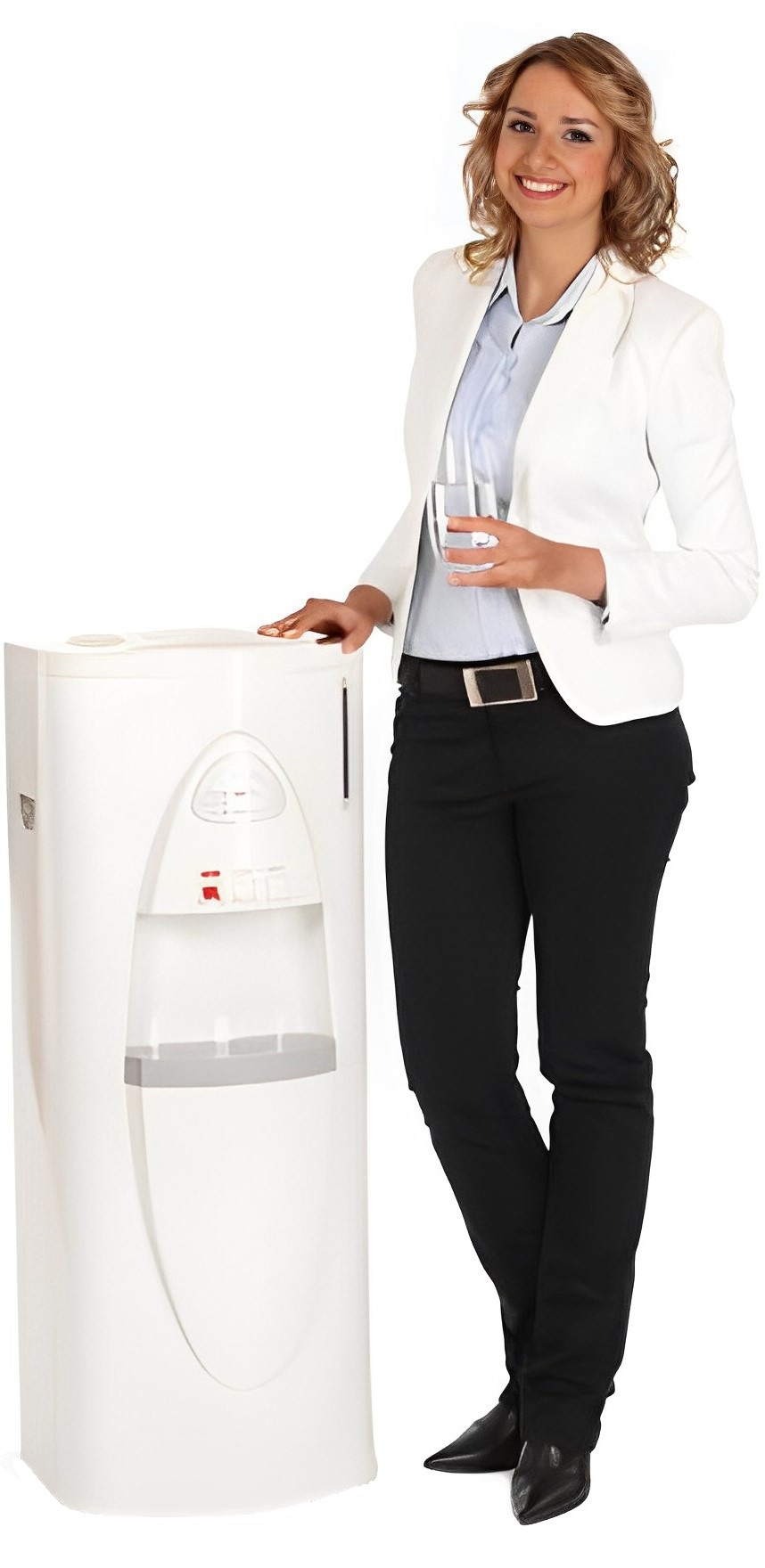 Csinos, mosolygós hölgy a Platinus Aqua fehér színű vízadagoló készüléke mellett áll