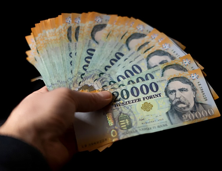 Kézben tartott 20.000 forintos bankjegyek.