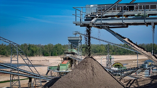 De band voert zand aan, langzamerhand groeit de bult