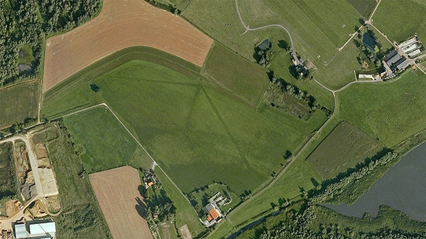 Dor verschil in de groeiwijze van gewassen zijn oude patronen in hetveld te zien, maar wat zijn het?