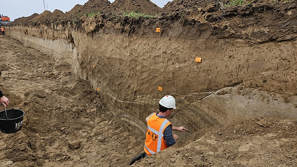 Medewerkers van RAAP aan het werk in een archeologische proefsleuf