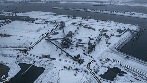 De klasseerinstallatie bedekt met sneeuw