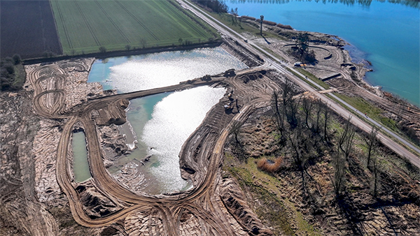 Aan de oostzijde van de Lobberdenseweg, tegenover de oude ontzandingsinstallatie, ontstaan nu ook kleinschalig enkele waterplassen