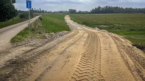 De fundering voor de platenweg is al in aanleg