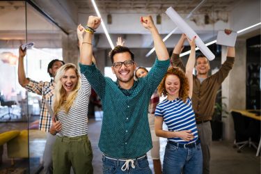 Grupo feliz de funcionários