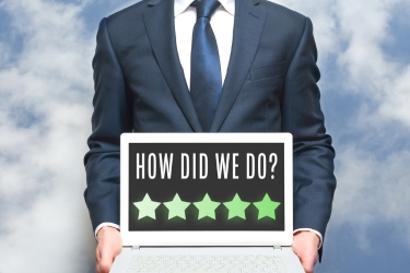 Homem segurando um laptop perguntando "como fizemos?"