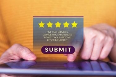 Mulher enviando uma avaliação em seu tablet