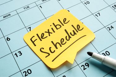Como usar um calendário de conteúdo para impulsionar a estratégia de SEO do blog 5 Calendário com um post-it que diz "Horário Flexível"