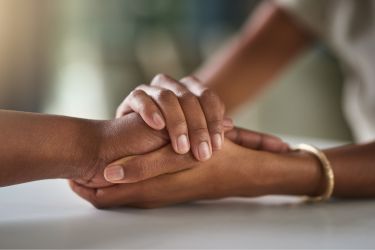Aumente as vendas com técnicas eficazes de upsell 2 Mãos segurando. Dando empatia.