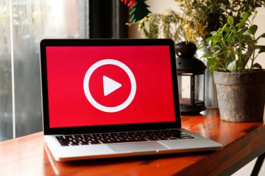 Player de vídeo em um laptop