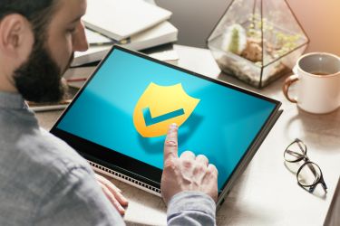 Homem com antivírus instalado em seu computador 
