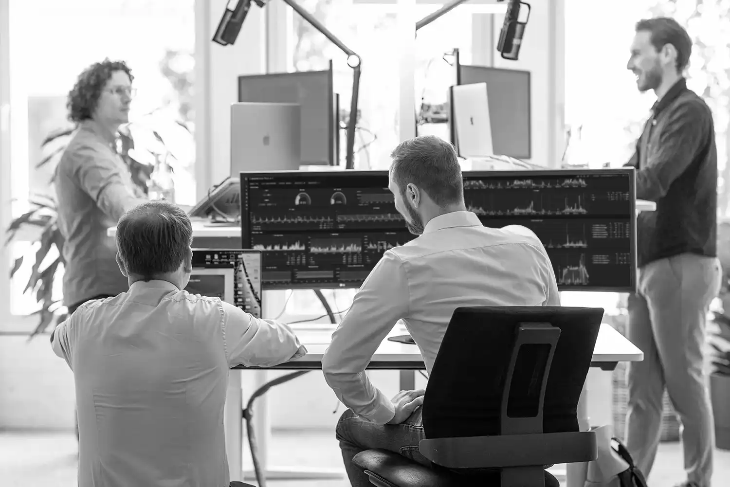 CROWDCODE ArbeitskollegInnen sitzen zusammen am Tisch und besprechen etwas 