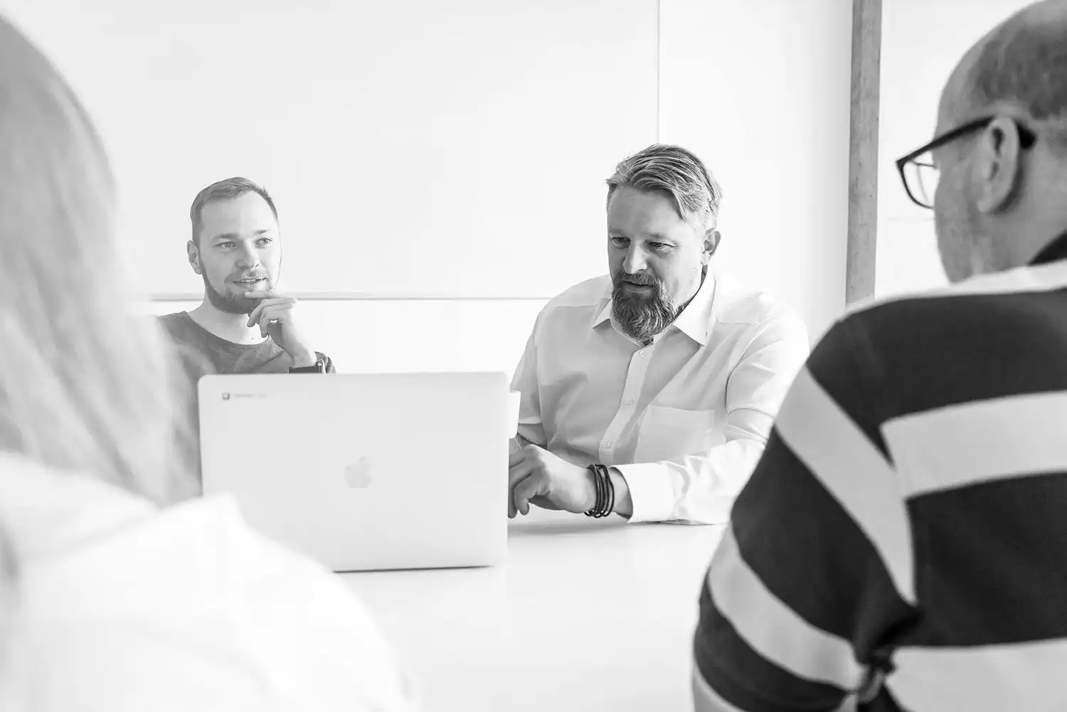 Vier CROWDCODE sitzen zusammen im Bepsrechungsraum
