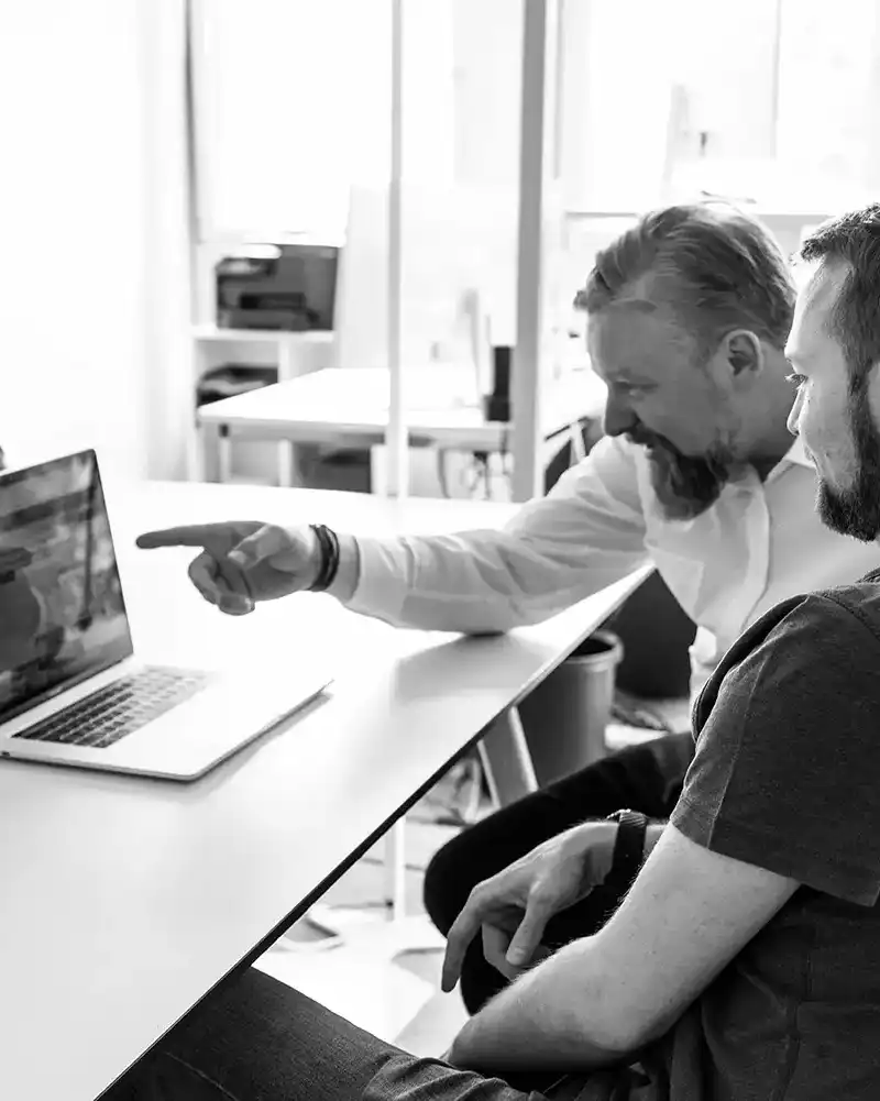 CROWDCODE Kollegen halten eine Besprechung am Laptop