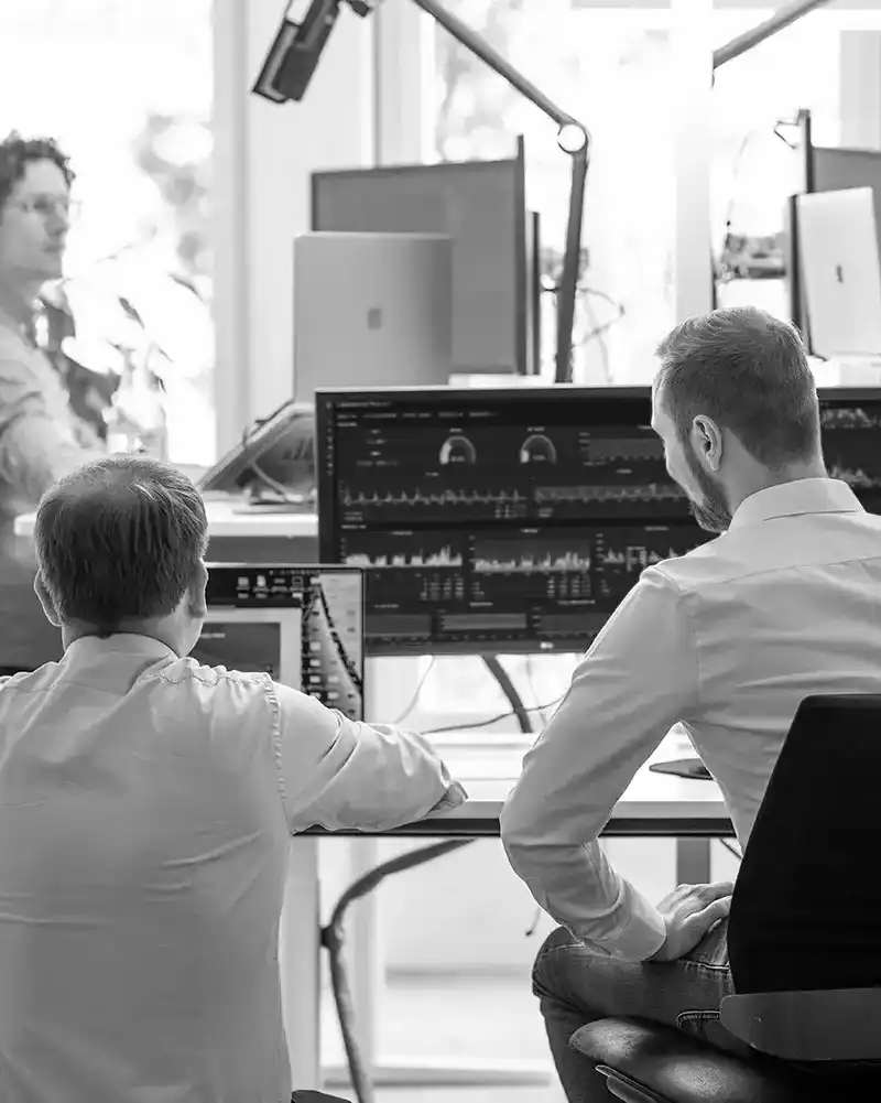 CROWDCODE ArbeitskollegInnen sitzen zusammen am Tisch und besprechen etwas 