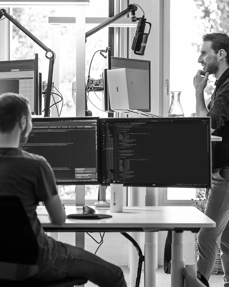 Drei CROWDCODE Mitarbeiter am Arbeitsplatz