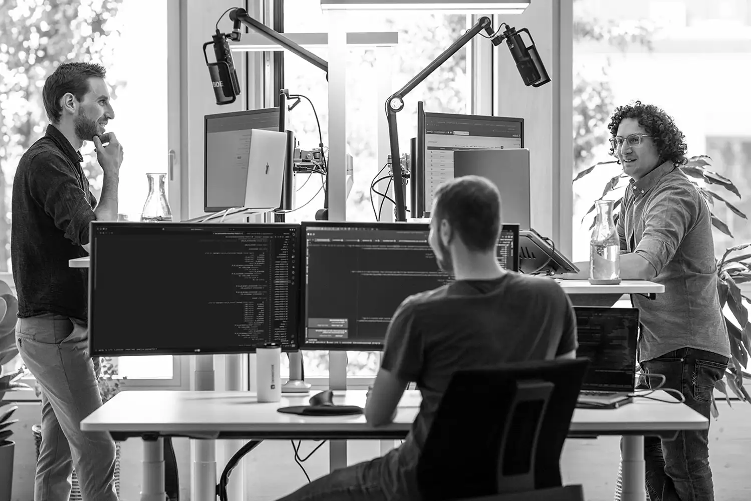 Drei CROWDCODE Mitarbeiter am Arbeitsplatz