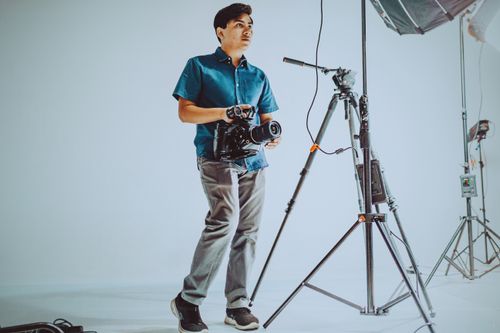 Alvaro Hipolito en producción con cámara de cine.