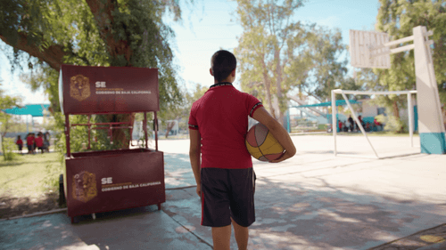 Chico caminando en video storytelling.