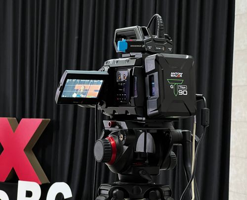 Cámara de cine en producción de video.