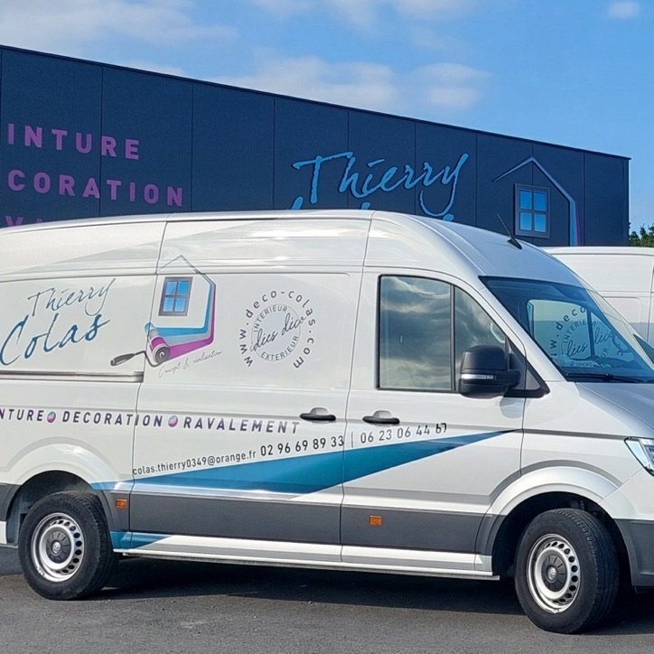 Utilitaire floqué Thierry Colas peinture décoration garé devant les locaux de l'entreprise