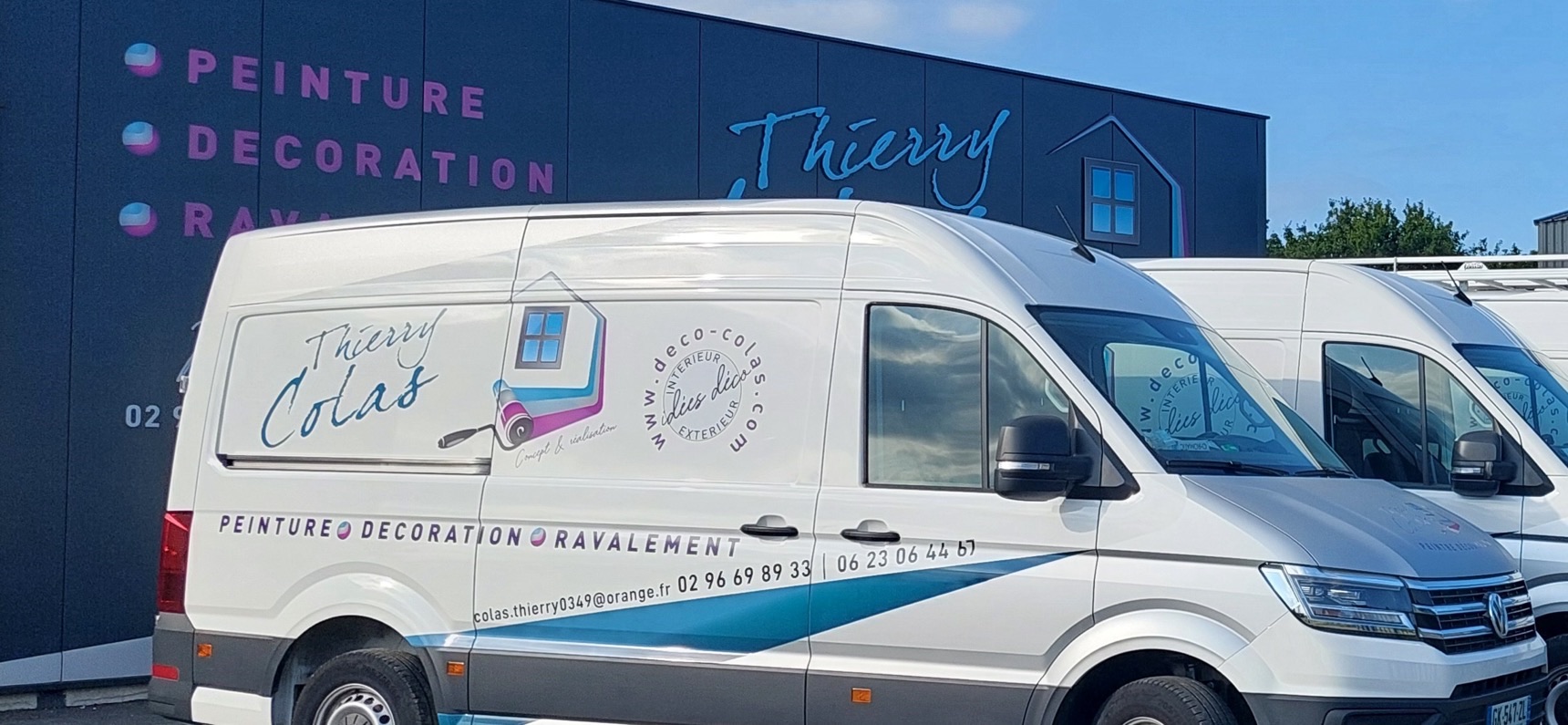 Utilitaire floqué Thierry Colas peinture décoration garé devant les locaux de l'entreprise
