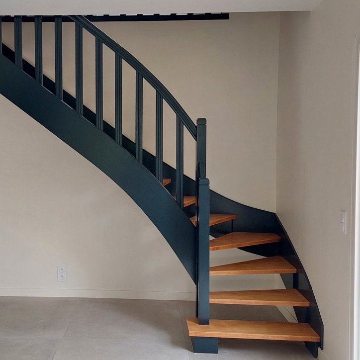 Escalier quart tournant au limon et à la rampe bleu nuit, marches en bois clair