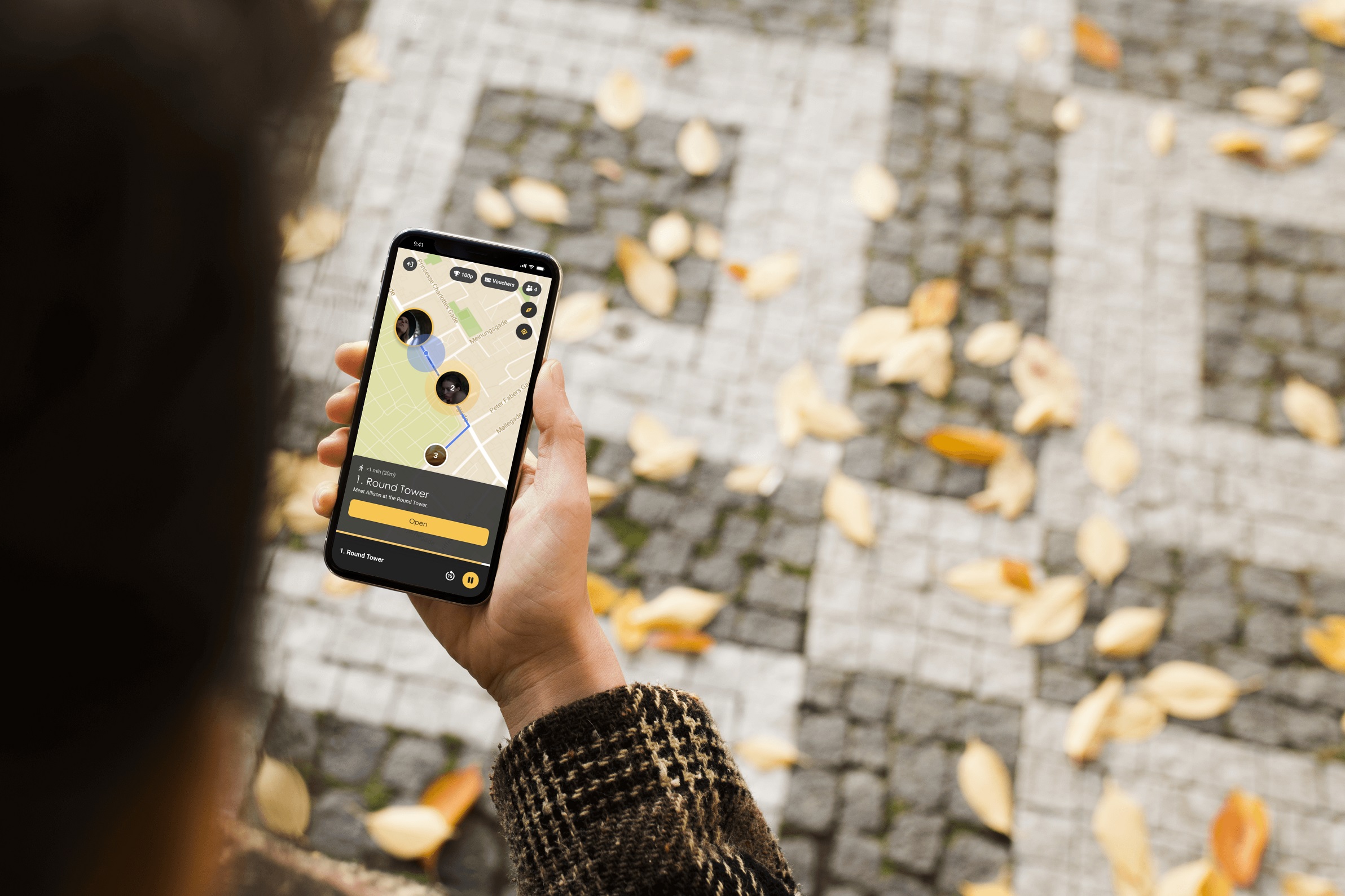 Eine Person nutzt die StoryHunt-Karte auf einem iPhone beim Spazierengehen