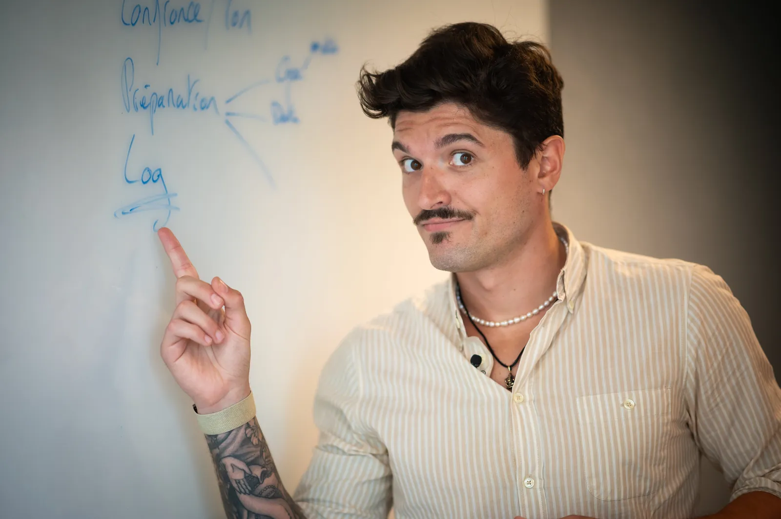 Enzo Colucci au tableau blanc pendant un coaching commercial, en train d'expliquer la méthode de vente à une équipe B2B