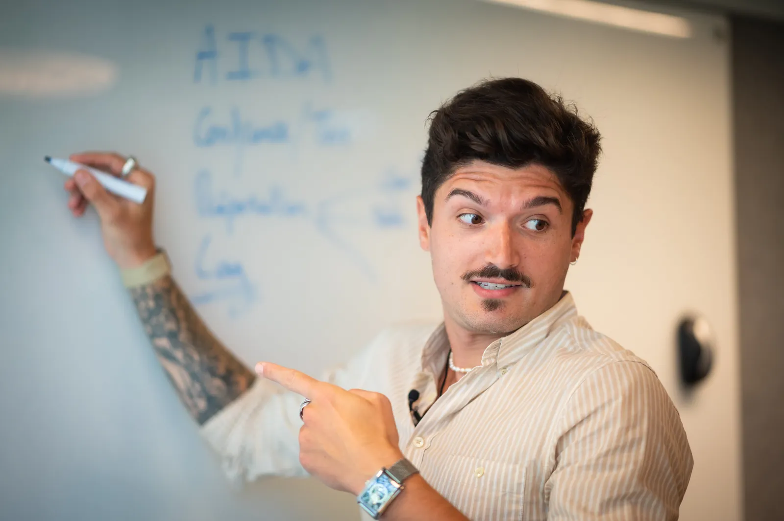 Enzo Colucci au tableau blanc pendant une formation au cold calling, devant la méthode AIDA écrite pour structurer un appel