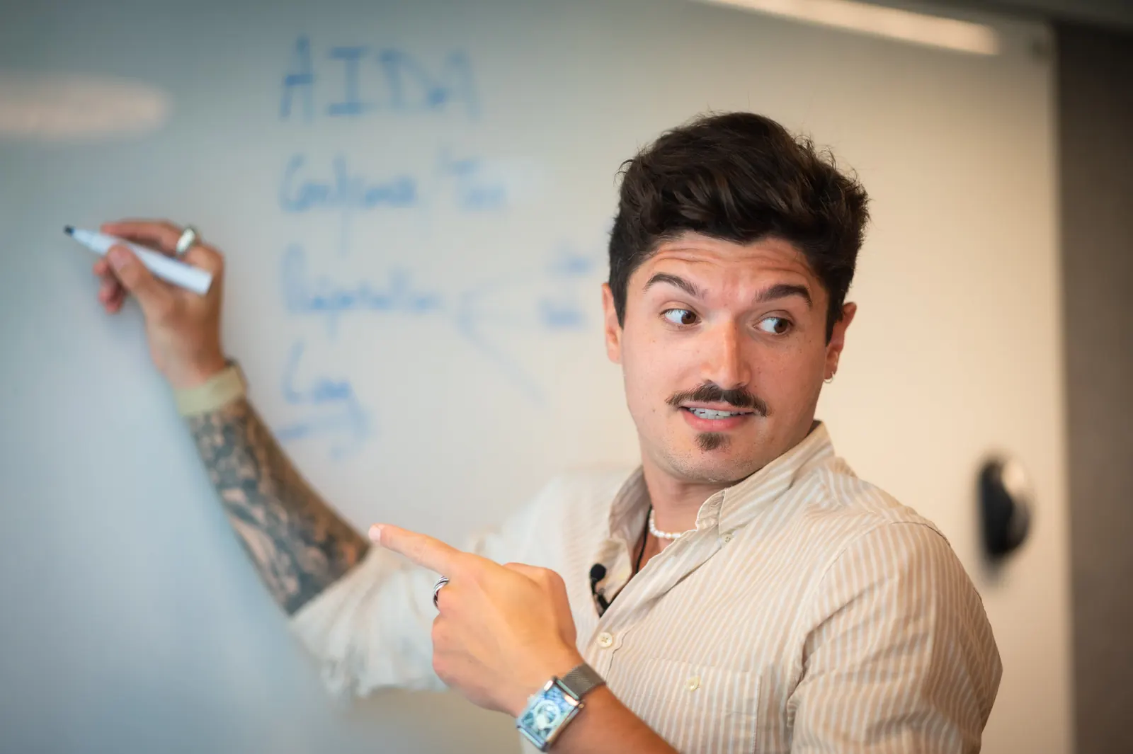 Enzo Colucci au tableau blanc pendant une formation aux techniques de vente en entreprise, face à une équipe commerciale B2B