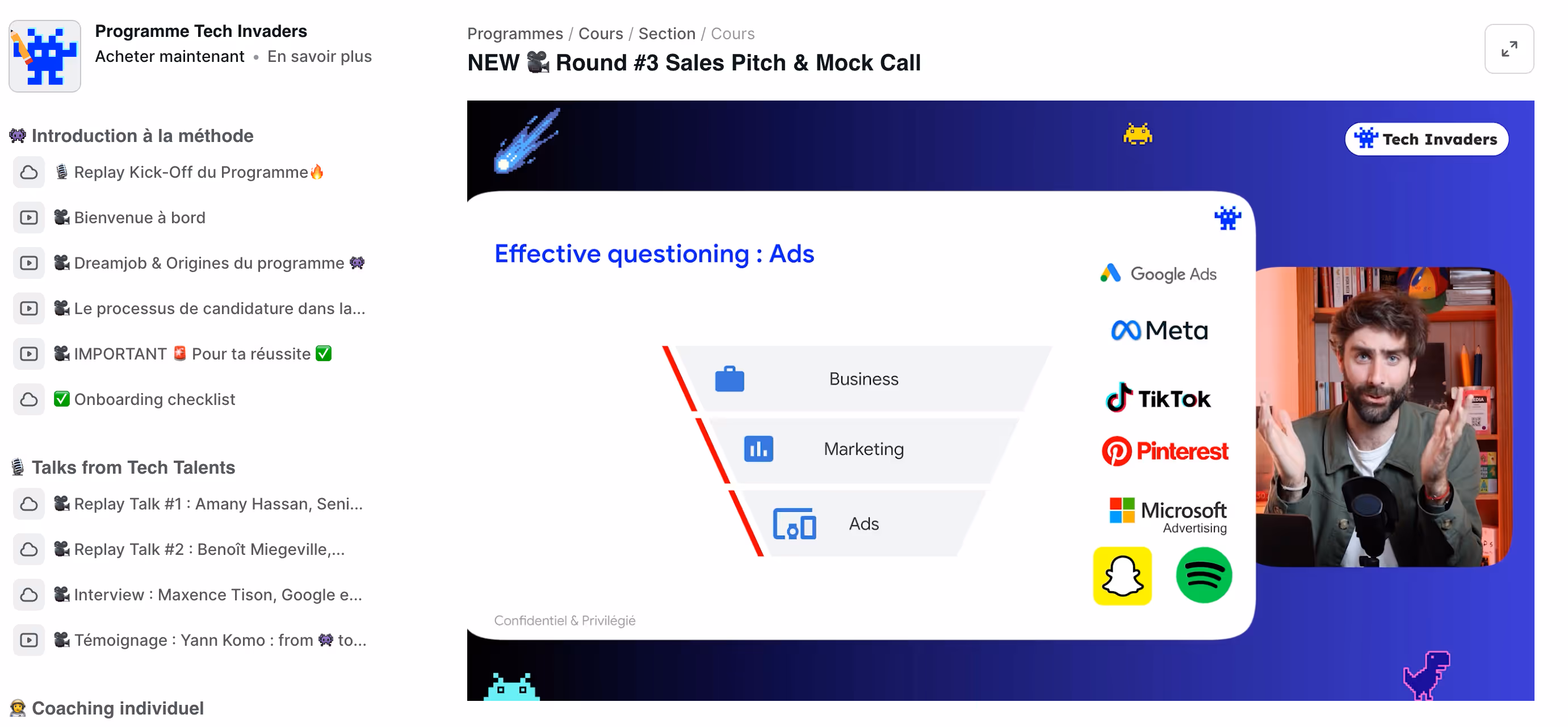 Interface de cours en ligne intitulée "New Round #3 Sales Pitch & Mock Call" montrant un présentateur gesticulant, une diapositive sur le questionnement efficace avec un diagramme en entonnoir pour Business, Marketing et Ads, et logos de Google Ads, Meta, TikTok, Pinterest, Microsoft Advertising, Snapchat et Spotify.