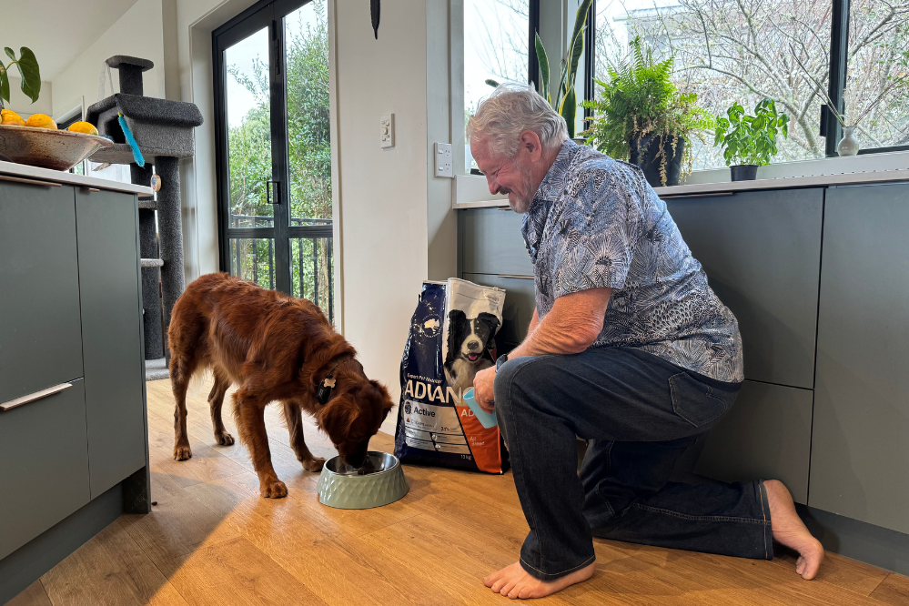 Mark Vette feeding ADVANCE Active dog food to his golden retriever