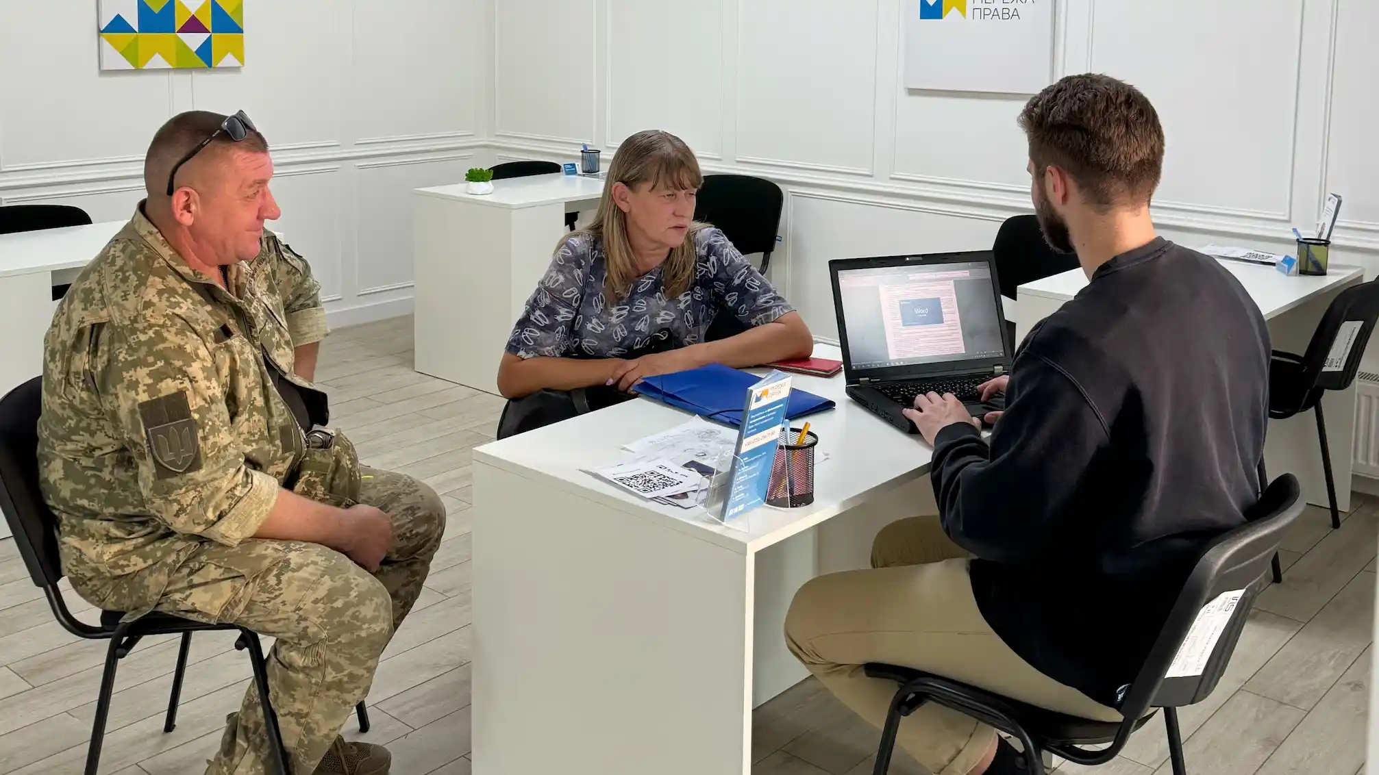 Люди за столом обговорюють проблеми, робочий процес в офісі