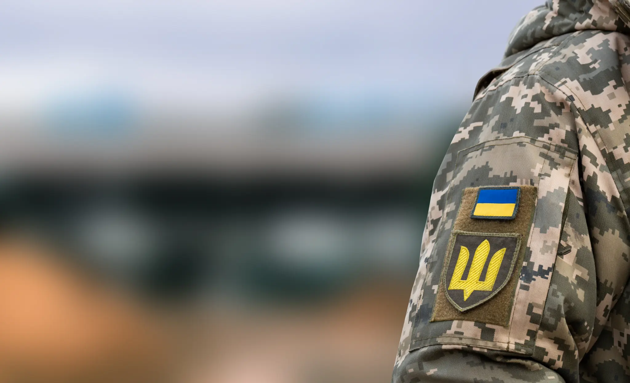 плече військового з шевроном ЗСУ