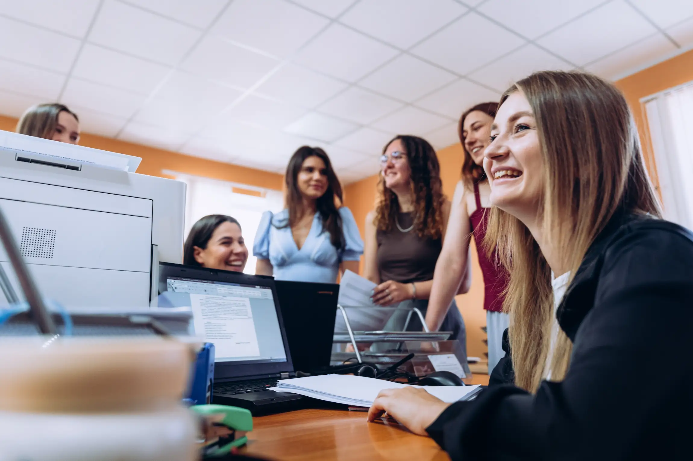 молода команда юристів в офісі