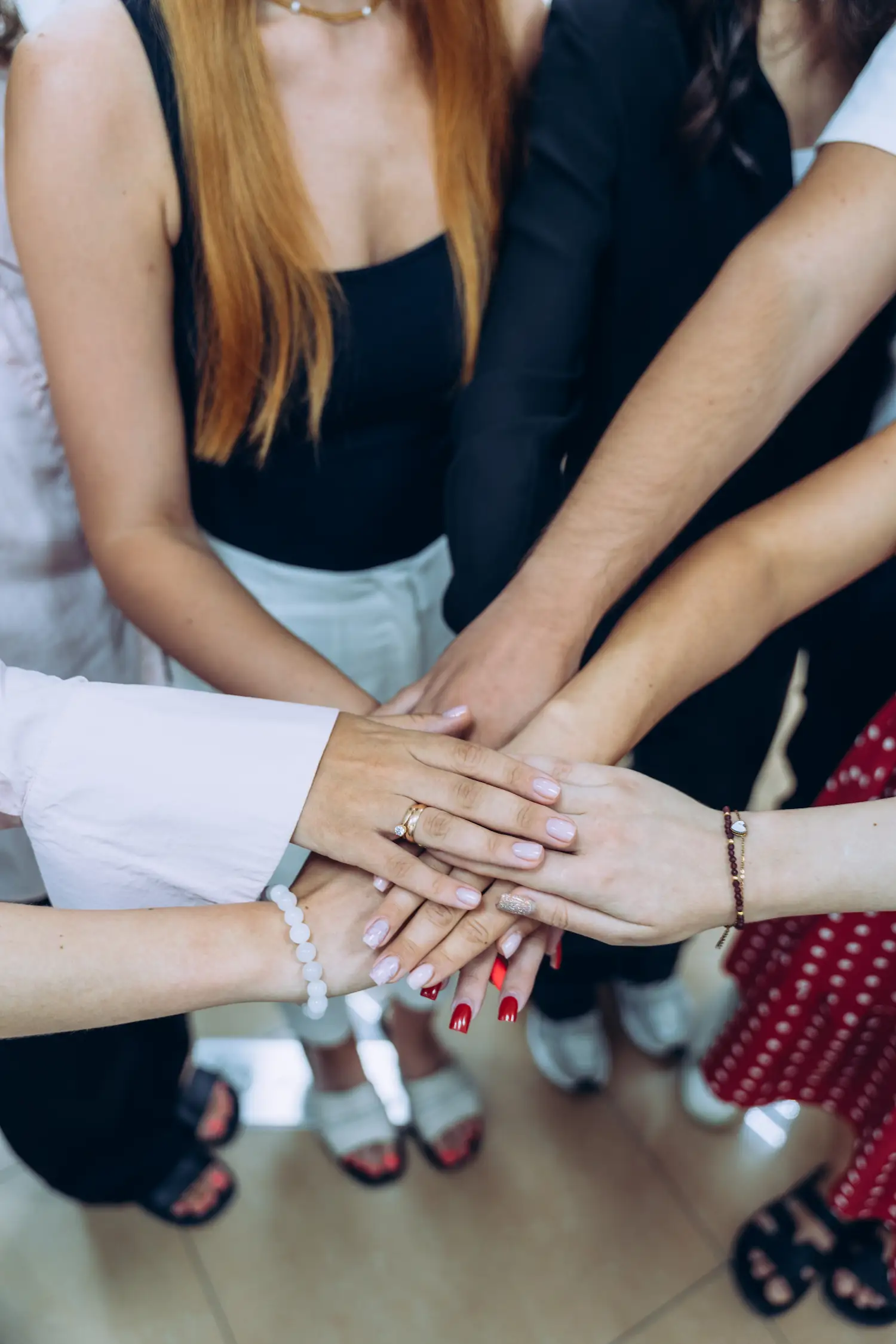 колегм схрестили руки в знак спільної справи