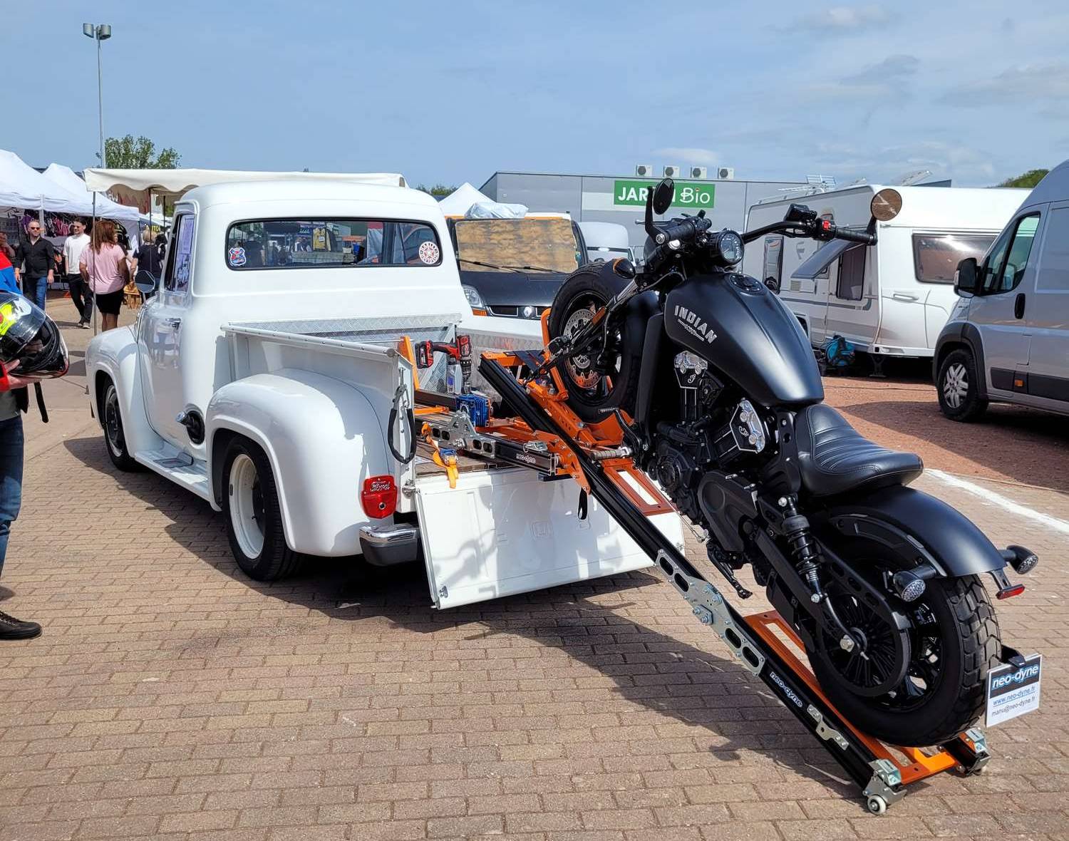 Rampe moto pliable AUN 250 en utilisation