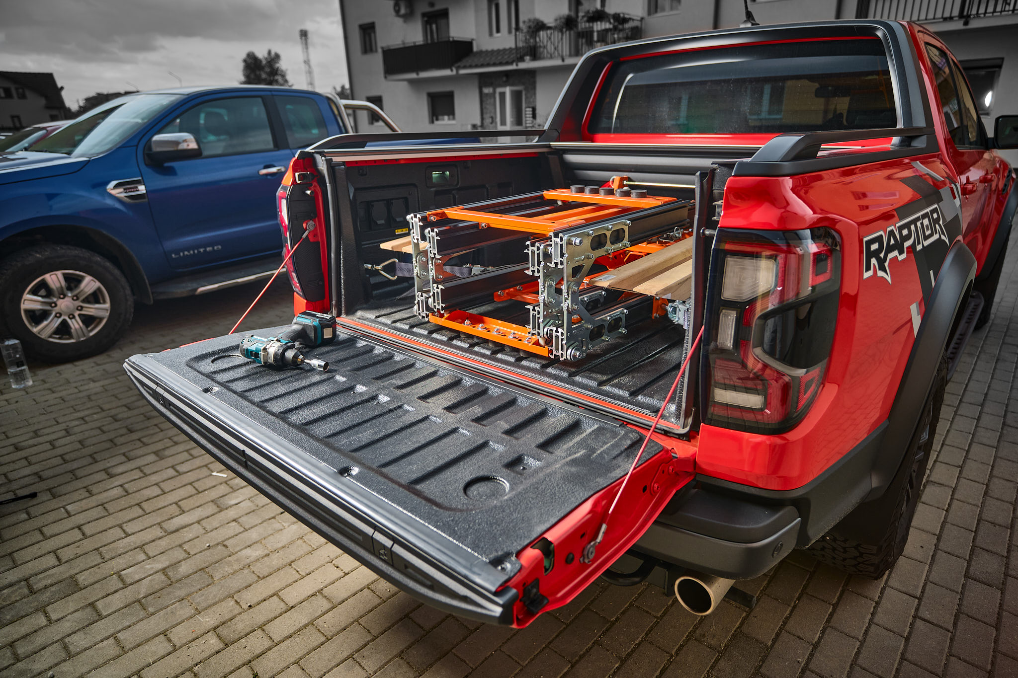 Hayon du pick-up fermé avec la rampe AUN 250 pliée à l'intérieur