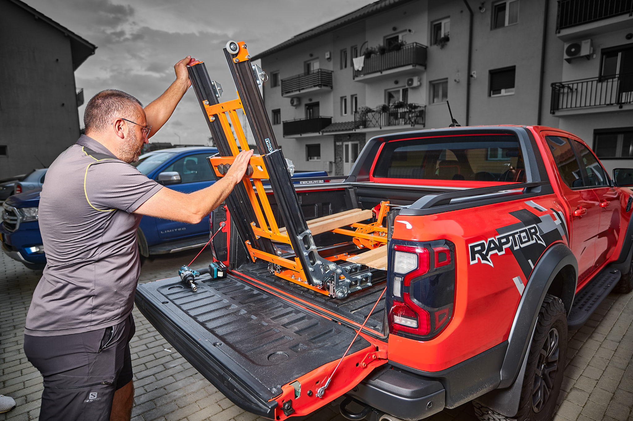 Rampe AUN 250 pliée dans la benne du pick-up