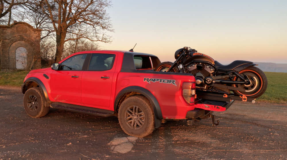 Rampe AUN 150 chargeant une moto dans un pick-up