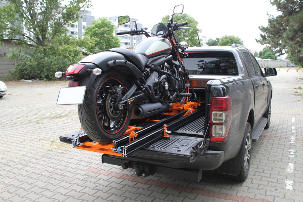 Rampe moto hybride Neo-Dyne AUN 150 sur un pick-up à benne courte