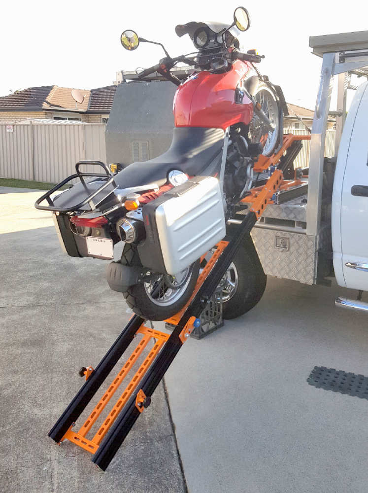 Rampe Neo-Dyne avec rallonge AC-001 sur le côté d'un camion