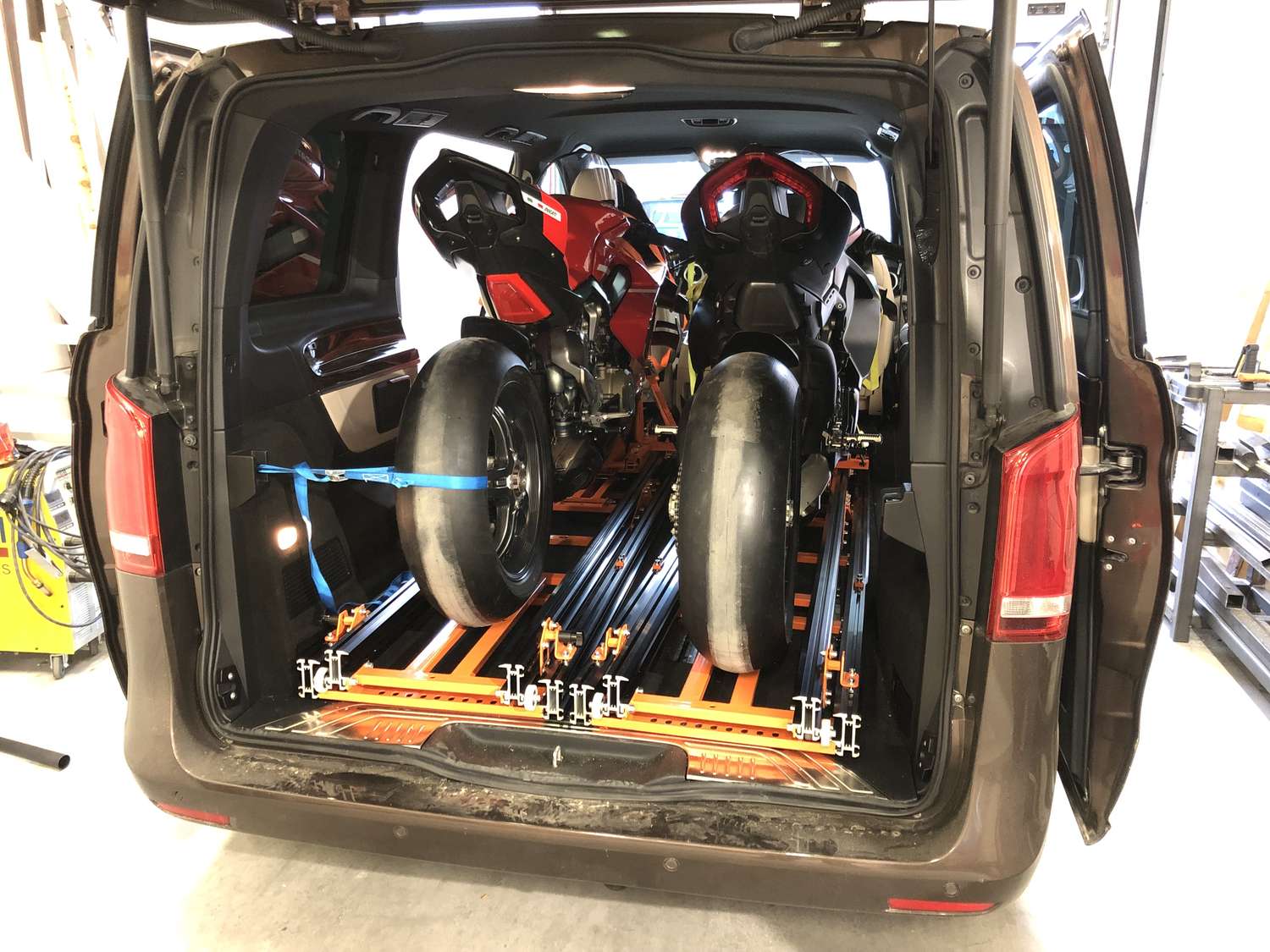 Deux motos Ducati chargées sur des rampes Neo-Dyne