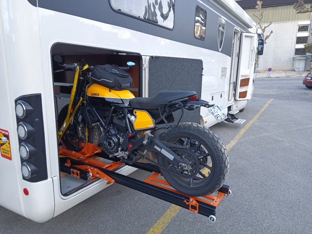 Rampe moto AUN 110 dans la soute d'un camping-car