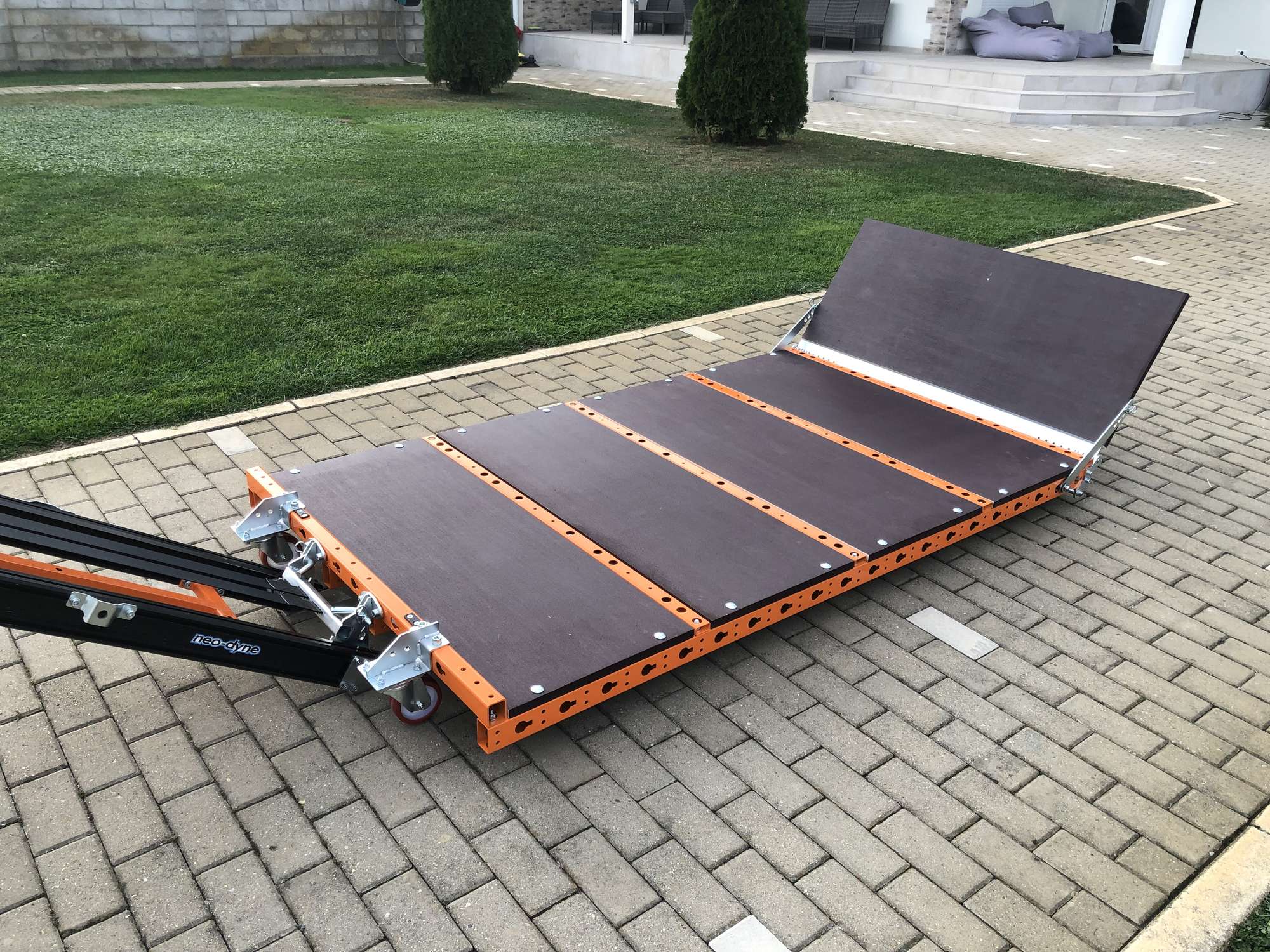 Plateforme AC-008 posée à plat au sol pour le chargement