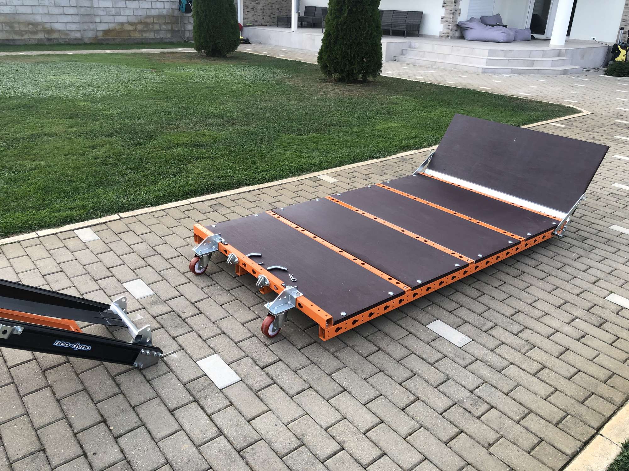 Plateforme de chargement AC-008 chargeant un quad dans un pick-up