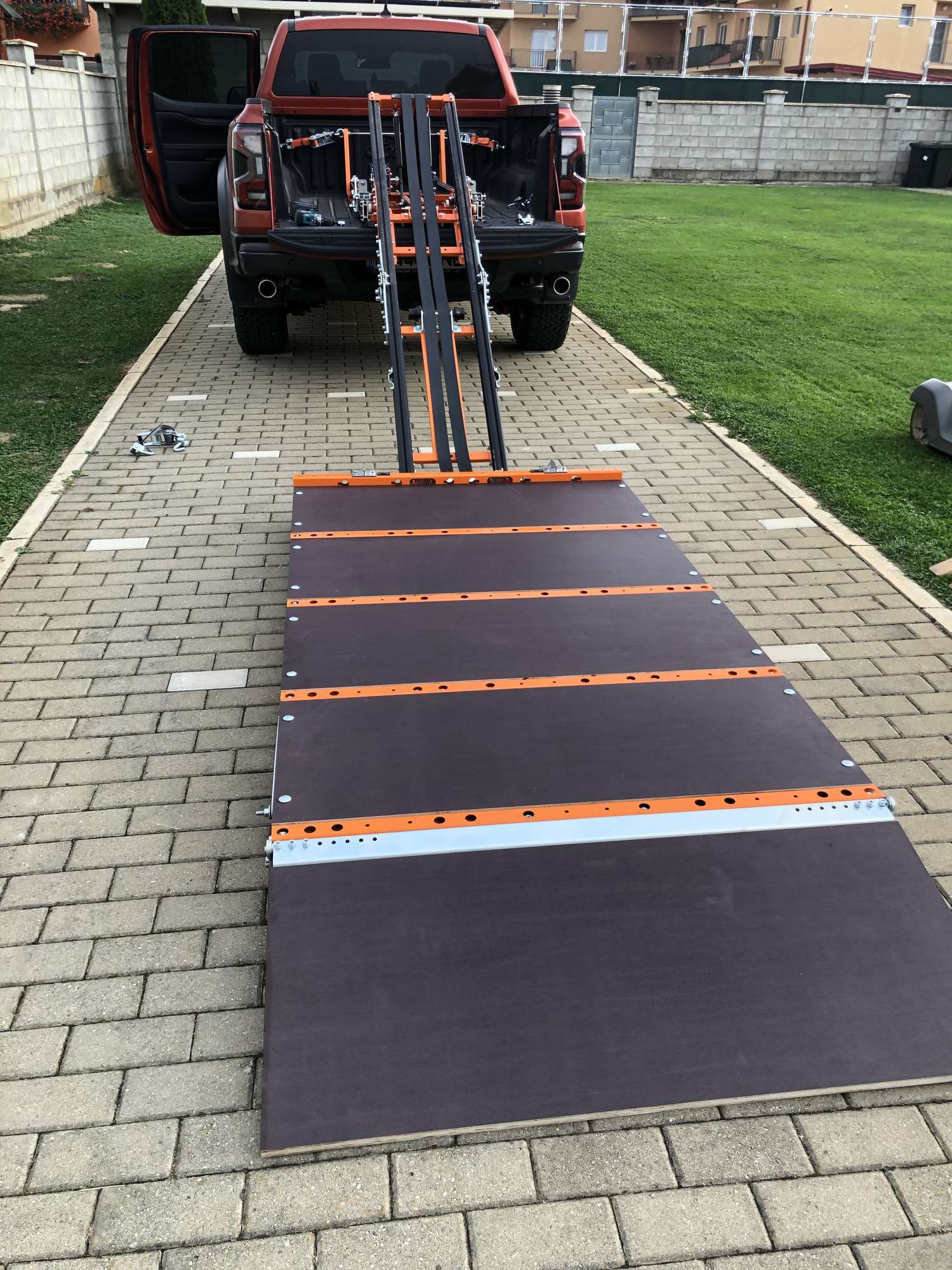 Pick-up équipé de la plateforme de chargement AC-008
