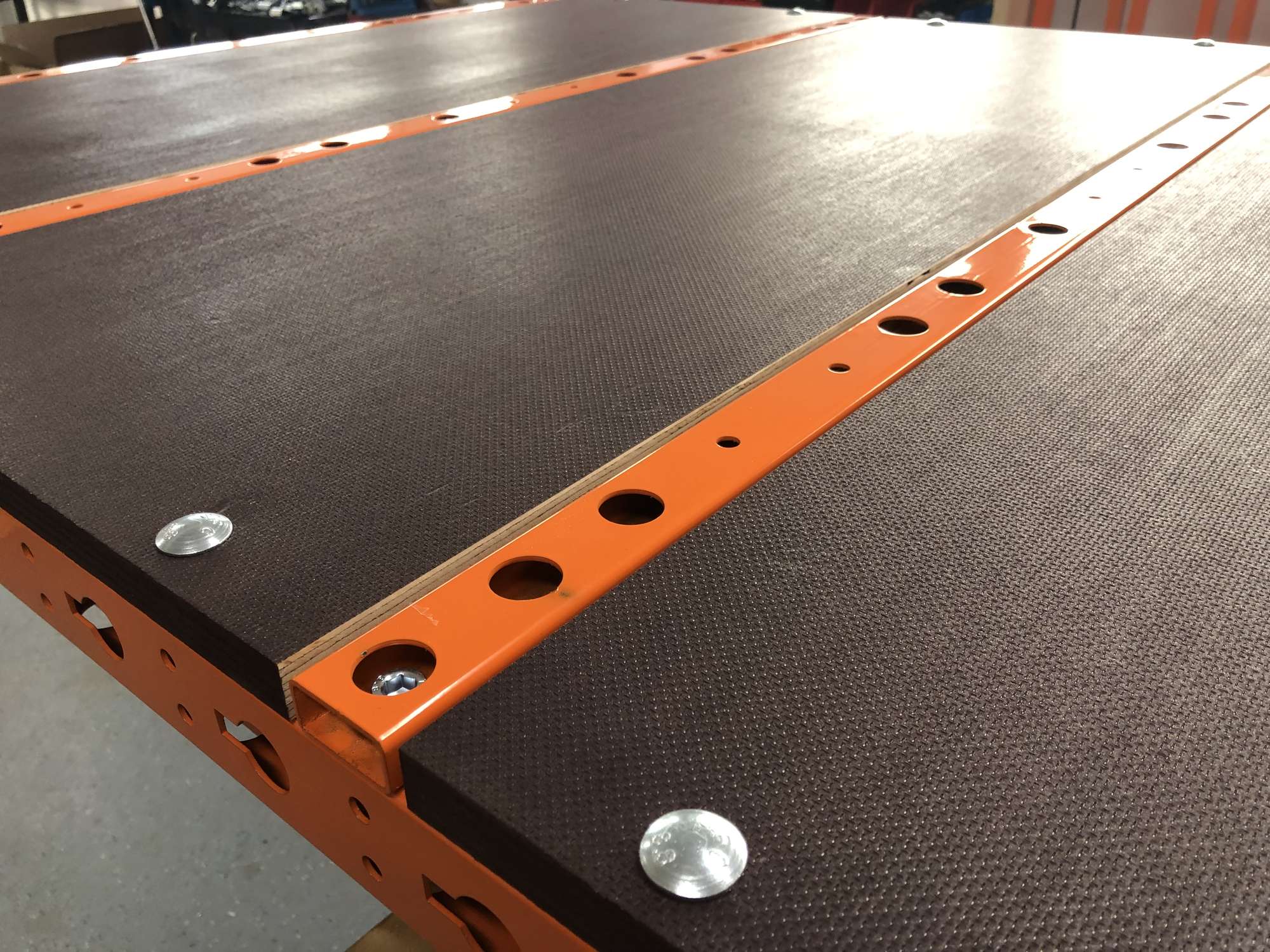 Gros plan de la plateforme de chargement AC-008