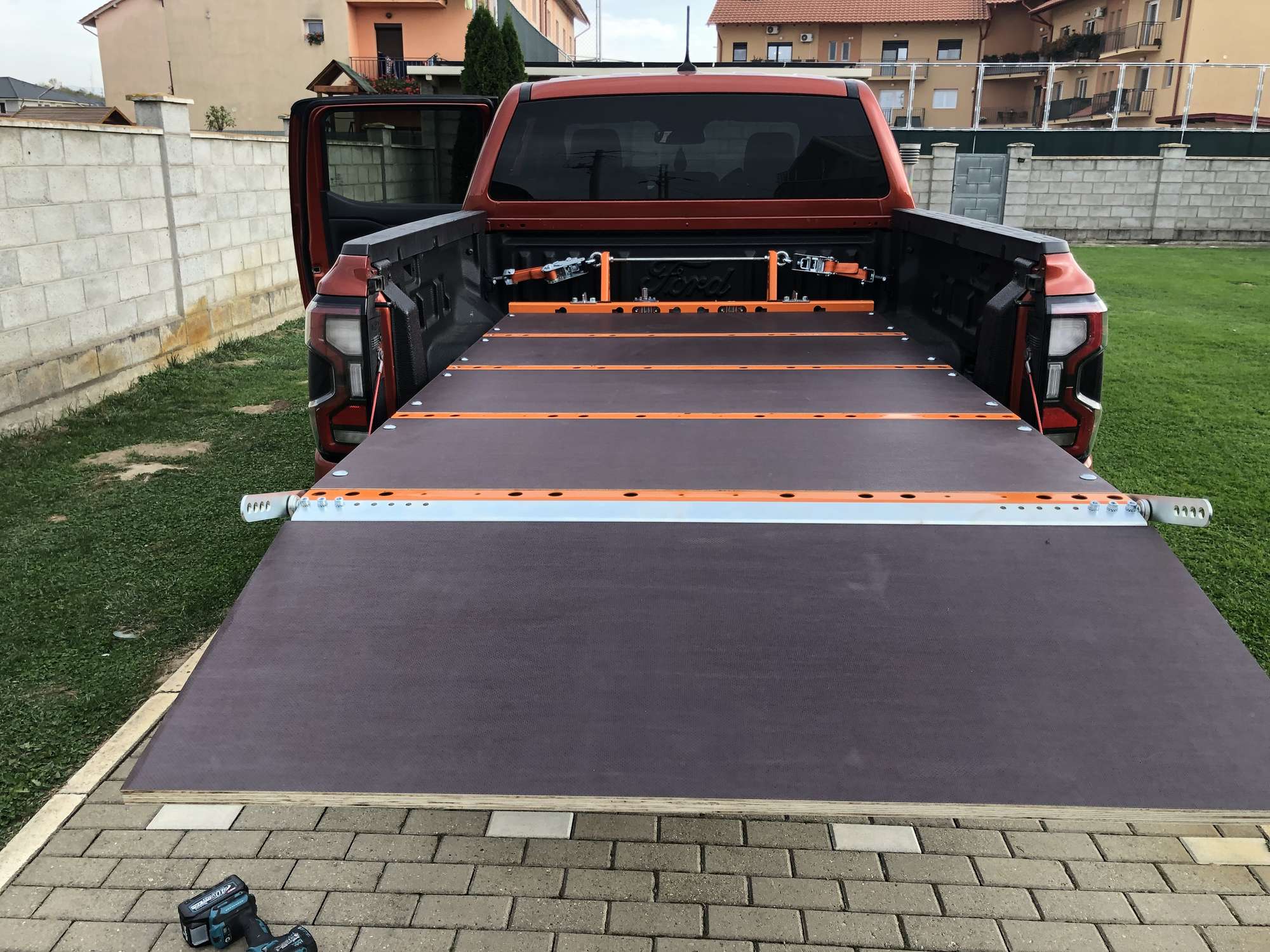 Plateforme AC-008 coulissant dans le véhicule